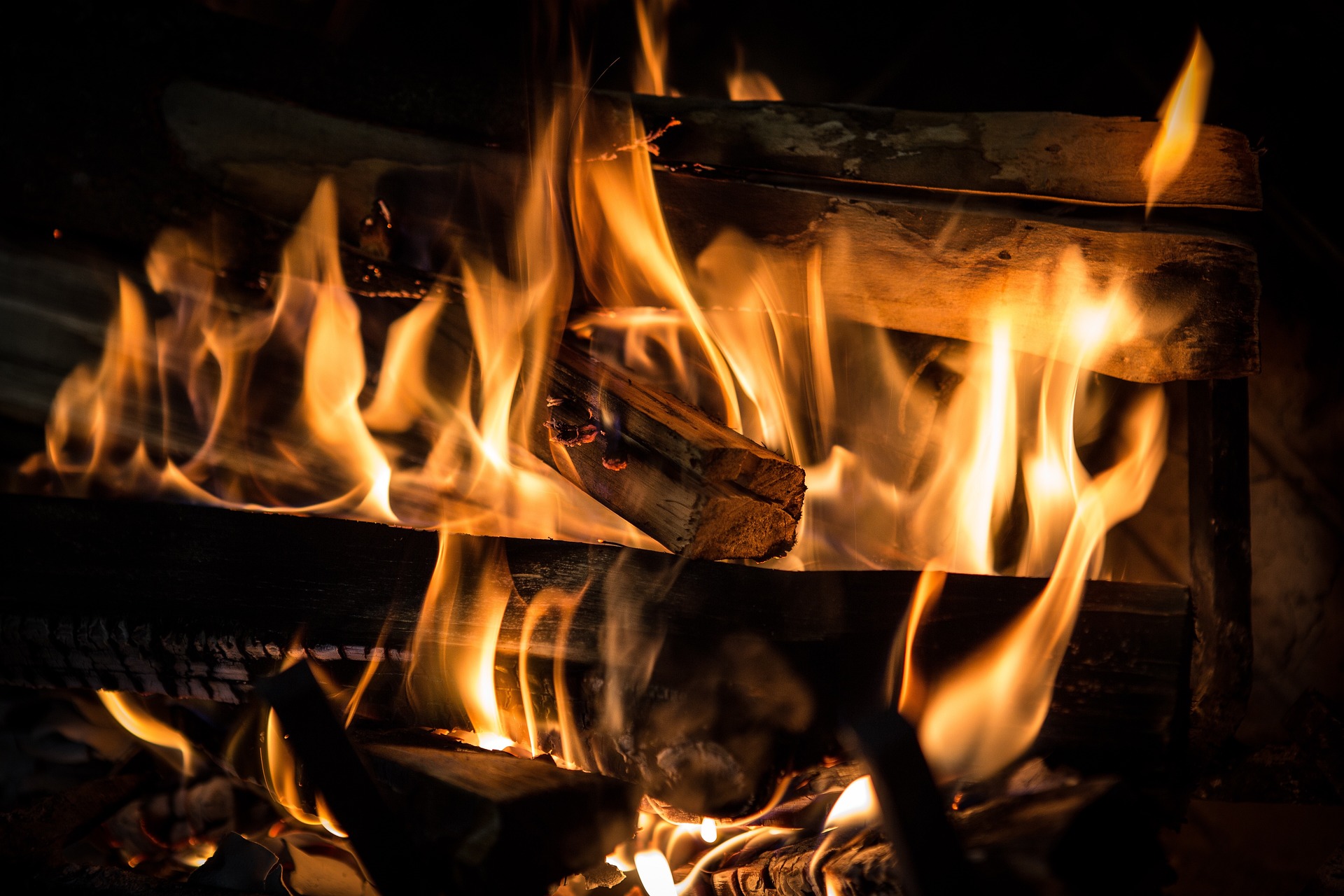 Key Advantages of Using Hardwood Logs on Your Fire